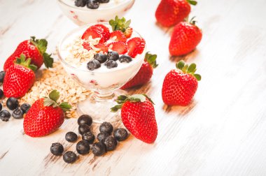 Çilek, yaban mersini ve yoğurt bir wo Tarih içinde Mısır gevreği