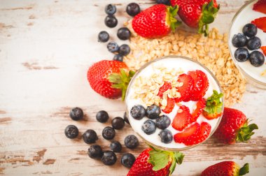 Çilek, yaban mersini ve yoğurt bir wo Tarih içinde Mısır gevreği