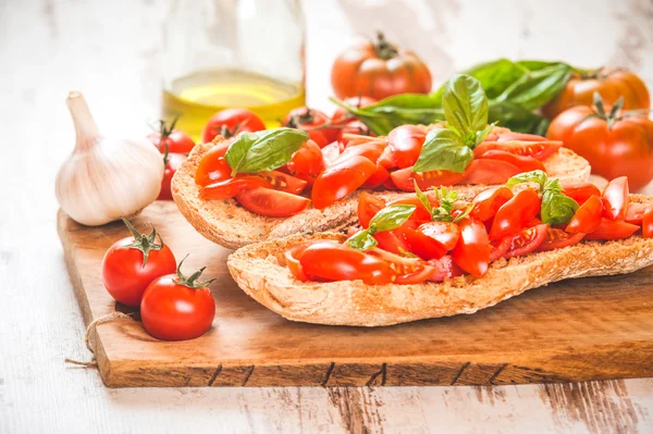 Entrante italiano, bruschetta con tomate fresco rojo siciliano en un — Foto de Stock