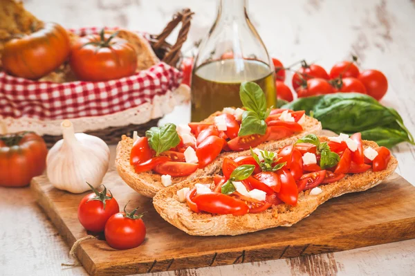 Entrante italiano, bruschetta con tomate fresco rojo siciliano y m — Foto de Stock