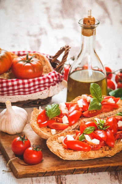Entrante italiano, bruschetta con tomate fresco rojo siciliano y m — Foto de Stock