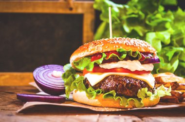 Patates kızartması ev yapımı kopya alanı için sulu ve kokulu hamburger 