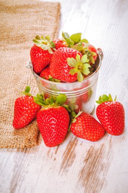 Bahar meyve, çilek bir alüminyum bir vintage w kova.