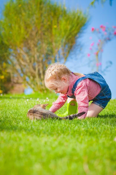 Primavera divertida y linda niña sonriendo — Foto de Stock