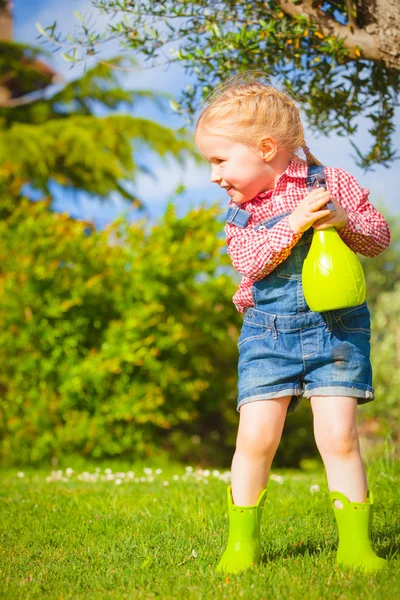Bahar eğlenceli ve sevimli küçük kız gülümseyerek — Stok fotoğraf