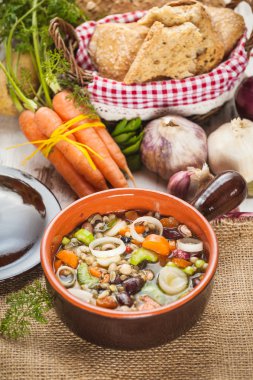 Kırsal vejetaryen et suyu çorbası renkli sebze ve rustik 