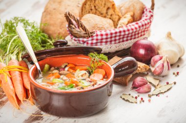 Kırsal vejetaryen et suyu çorbası renkli sebze ve rustik 