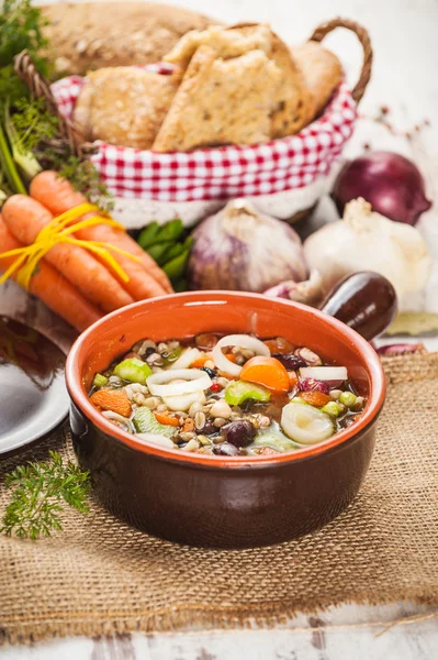 Sopa de caldo vegetariano rural com legumes coloridos e rústico — Fotografia de Stock