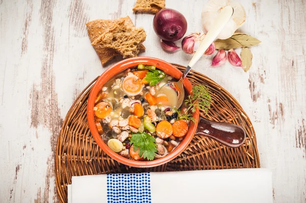 Színes zöldségek és rusztikus vidéki vegetáriánus leves leves — Stock Fotó