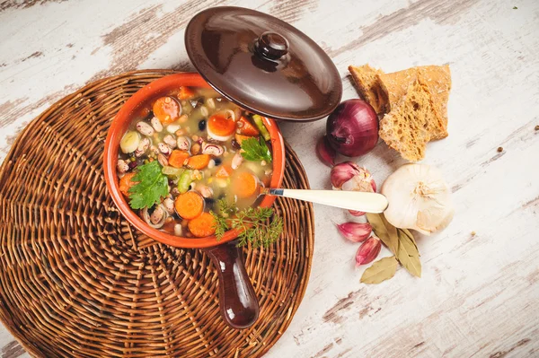 Sopa de caldo vegetariano rural com legumes coloridos e rústico — Fotografia de Stock