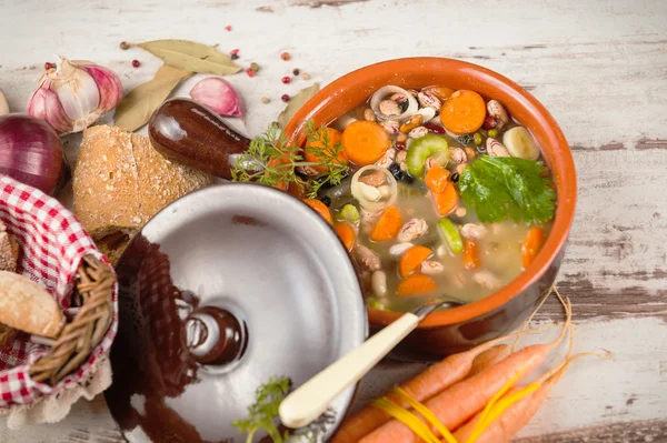 Rural vegetarian broth soup with colorful vegetables and rustic — Stock Photo, Image