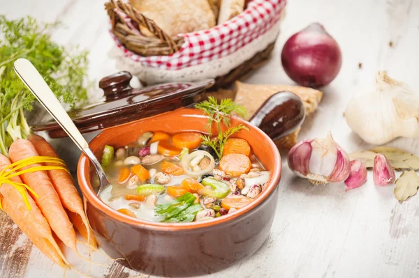 Sopa de caldo vegetariano rural com legumes coloridos e rústico — Fotografia de Stock