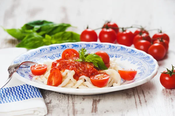 Prato saudável de espaguete italiano coberto com um saboroso tomate e — Fotografia de Stock