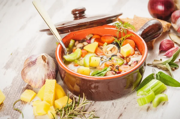 Kırsal vejetaryen et suyu çorbası renkli sebze ve rustik — Stok fotoğraf