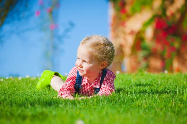 Lente leuk en schattig klein meisje glimlachen — Stockfoto