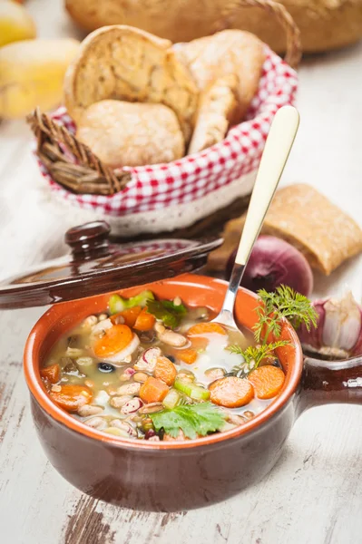 Színes zöldségek és rusztikus vidéki vegetáriánus leves leves — Stock Fotó