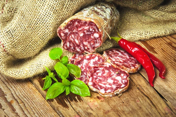 Salame de salsicha em um ambiente rural — Fotografia de Stock