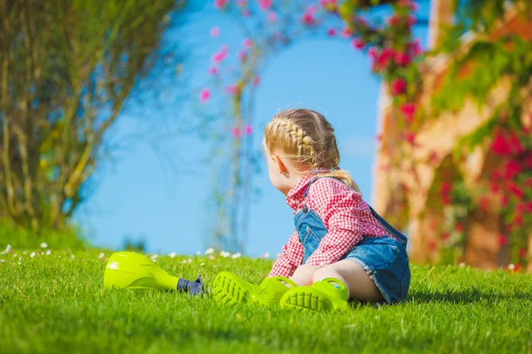 Bahar eğlenceli ve sevimli küçük kız gülümseyerek — Stok fotoğraf