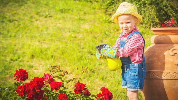 Beautiful little girl with a smile helps his mother in the work — Stock Photo, Image