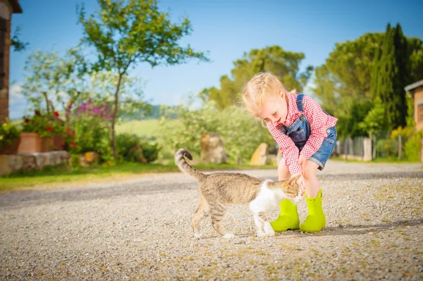 Little Girl and cat playing outdoor in spring beautiful day — Stock Photo, Image