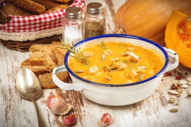 Rustik masada teneke bir kabın içinde ev yapımı balkabağı çorbası