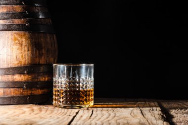 Bir ahşap masa ve varil üzerinde güçlü alkol