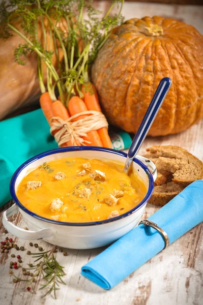 Zuppa di zucca rurale su tavolo in legno rustico — Foto Stock