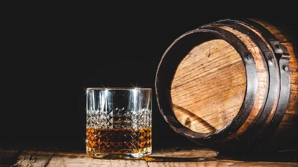 Álcool forte em uma mesa de madeira e barril — Fotografia de Stock