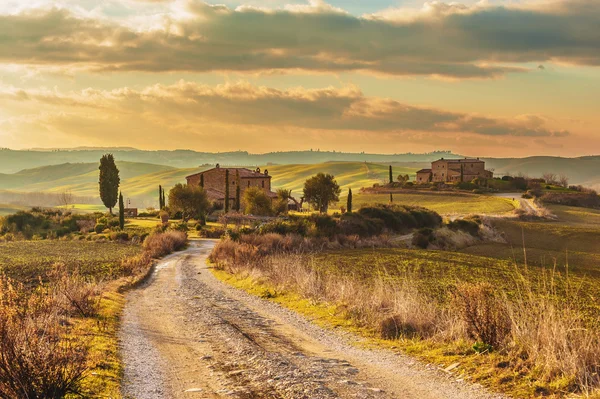 Bangunan yang terbengkalai di antara ladang Tuscan — Stok Foto