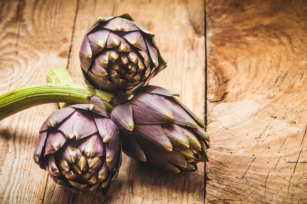 Verdure fresche, carciofo su fondo rustico in legno — Foto Stock