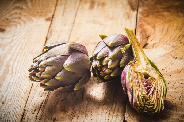 Verse groenten, artisjok op een houten rustieke achtergrond — Stockfoto