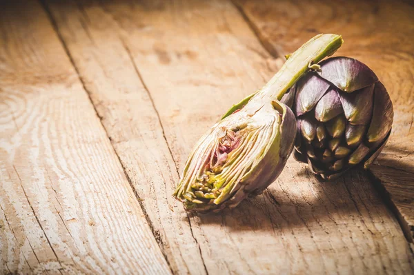 Verdure fresche, carciofo su fondo rustico in legno — Foto Stock