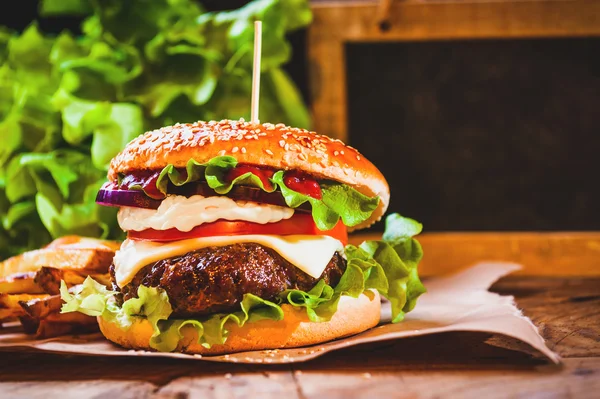 Succoso e profumato hamburger con patatine fritte spazio copia fatto in casa per — Foto Stock