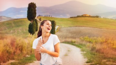 Tatilde gülümseyen güzel kız Toskana, İtalya.