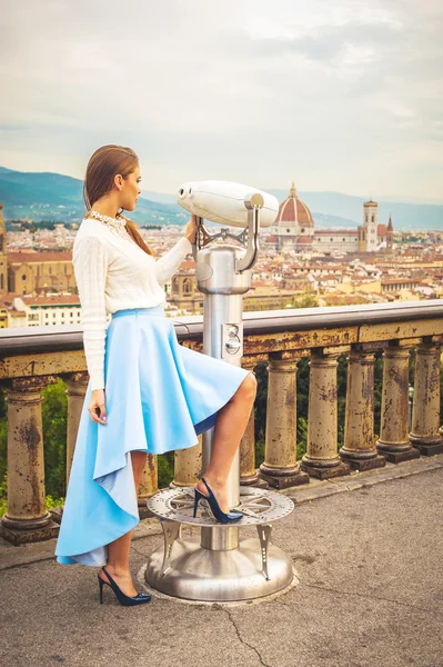 Kaunis muoti nainen vaikuttunut panoraama näkymä Firenze . — kuvapankkivalokuva