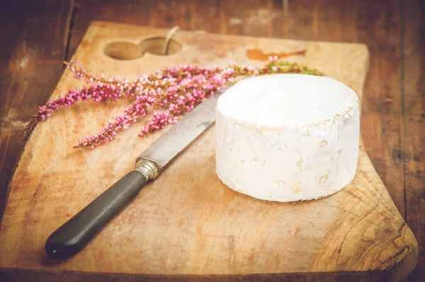 Queso azul maloliente sobre una mesa rústica de madera con cuchillo —  Fotos de Stock