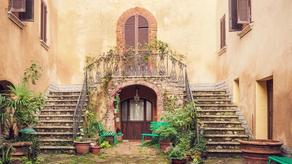 Alte italienische Stadt in Frühlingsfarbe in der Südtoskana — Stockfoto