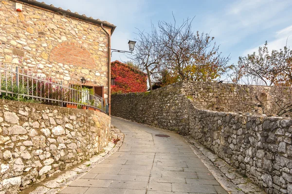 Vieja ciudad italiana en color primavera en el sur de Toscana — Foto de Stock