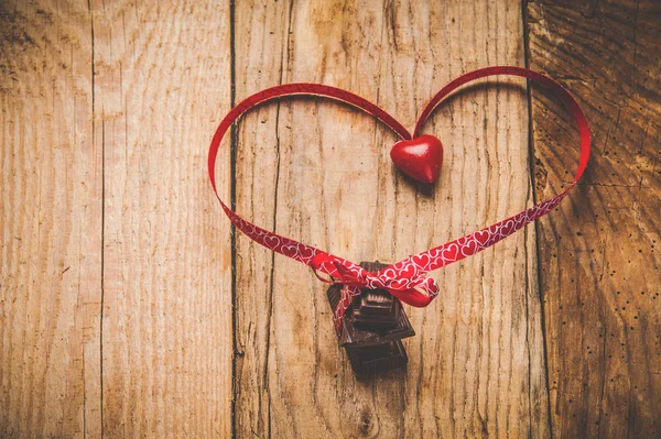 Cioccolato con nastro e cuore il giorno di San Valentino amore . — Foto Stock