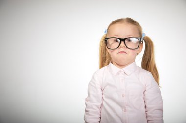 Beyaz bir arka plan üzerinde gözlüklü şirin küçük kız