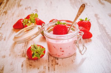 Bahar meyveler, çilek bir vintage üzerinde çilekli yoğurt ile 