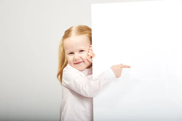 Hermosa niña con espacio de copia blanca en un fondo blanco — Foto de Stock