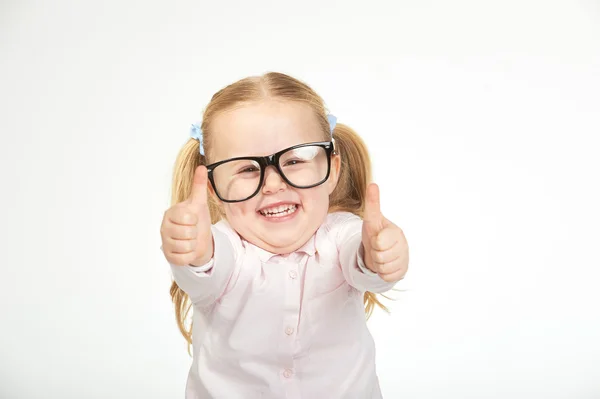 Linda niña con gafas sobre un fondo blanco — Foto de Stock