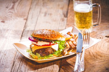 Lezzetli çizburger ve patates kızartması bir wo üzerinde beyaz bir plaka üzerinde