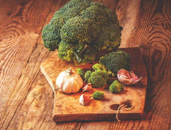 Deliziosi broccoli verdi su un tavolo rustico in legno — Foto Stock