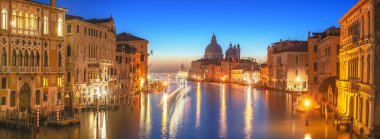 Ünlü Grand Canal Venedik, güzel bir gece görünümünü bu