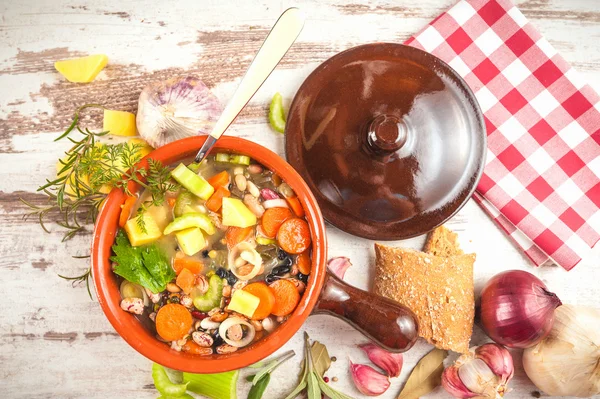 Landsbygdens vegetarisk buljong soppa med färgglada grönsaker och rustik — Stockfoto