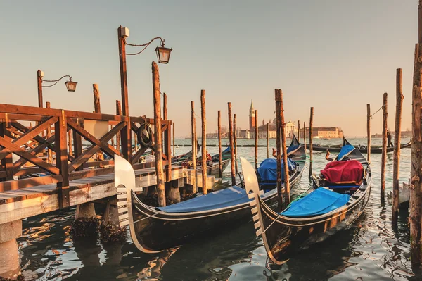 吊船停靠到极点在威尼斯大运河上. — 图库照片