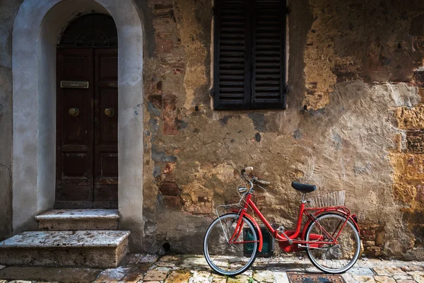 Porzucony rower na włoskiej ulicy w starej Toskanii — Zdjęcie stockowe