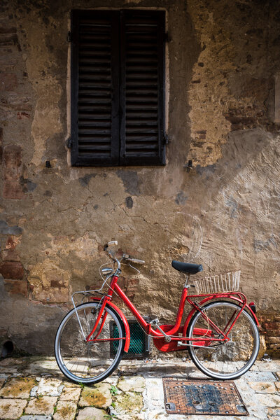 Abandoned bike on the Italian street in the old Tuscany